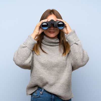 Jugendliche mit Fernglas